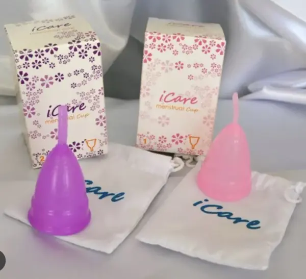 Copa Menstrual Original morada y rosa iCare con sus empaques y bolsas.